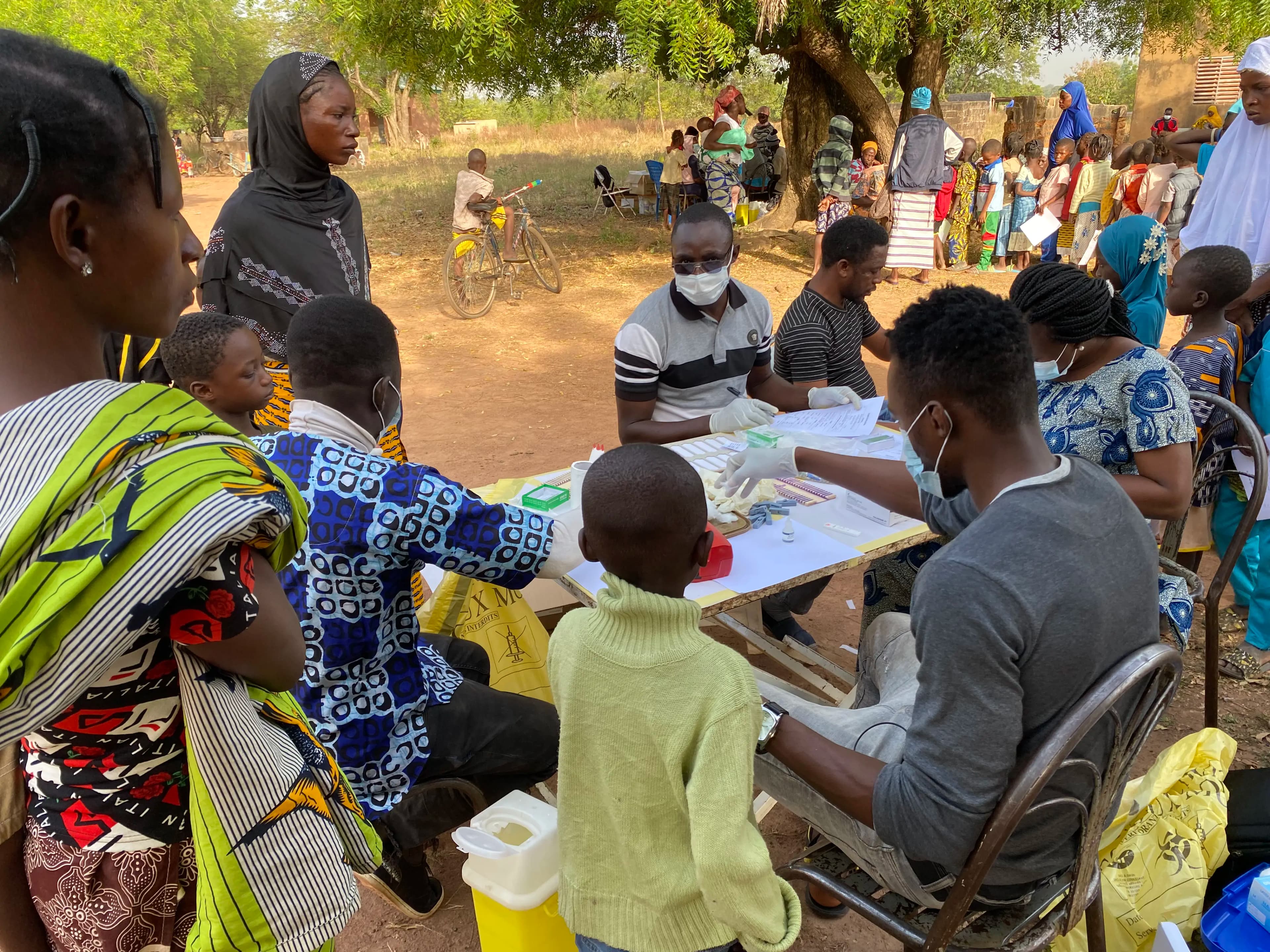 Prélèvement sanguin sur le terrain lors d’une enquête communautaire